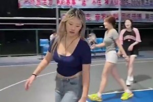 小姐姐球局！能不能加一个，我也不太会打！